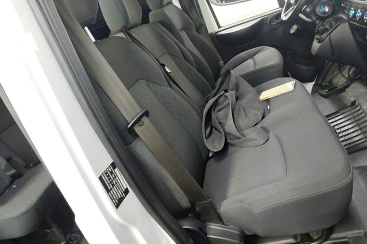 Used JMC Fushun 2022 2.0T Manual Multi-Function Passenger Vehicle Short Wheelbase Mid-Height Roof 6-Seater Right Front Seat