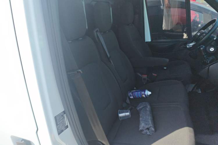 Used JMC Fushun 2022 2.0T Manual Van with Long Wheelbase Mid-Height Roof and 3 Seats Right Front Seat