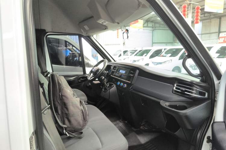 Used JMC Fushun 2022 2.0T Manual Multi-Function Passenger Vehicle Short Wheelbase Mid-Height Roof 6-Seater Right Front Seat