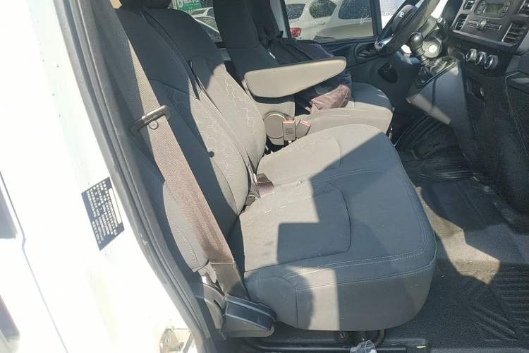 Used JMC Fushun 2022 2.0T Manual Multi-Function Passenger Vehicle Mid-Range High Roof 6-7 Seats Right Front Seat