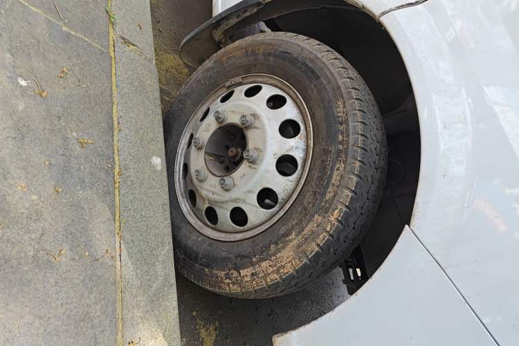 Used JMC Fushun 2022 2.0T Manual Van Long Wheelbase High Roof 3-Seater Right Front Wheel Hub