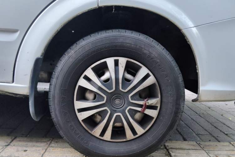 Used JMC Fushun 2022 2.0T Manual Multi-Function Passenger Vehicle Mid-Range High Roof 6-7 Seats Right Front Wheel Hub