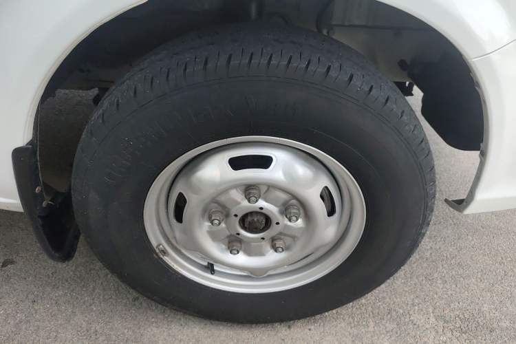 Used JMC Fushun 2022 2.0T Manual Van with Mid-Roof High Roof and 3 Seats Right Front Wheel Hub