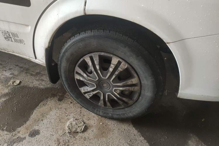 Used JMC Fushun 2022 2.0T Manual Van with Mid-Roof High Roof and 3 Seats Right Front Wheel Hub