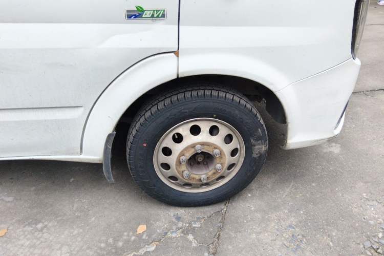 Used JMC Fushun 2022 2.0T Manual Van with Long Wheelbase Mid-Height Roof and 3 Seats Right Front Wheel Hub