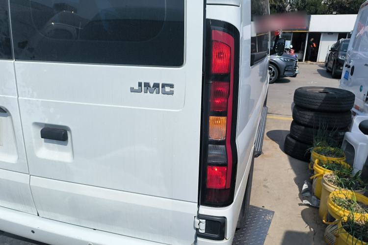 Used JMC Fushun 2022 2.0T Manual Multi-Function Passenger Vehicle Mid-Range High Roof 6-7 Seats Right Rear Taillight
