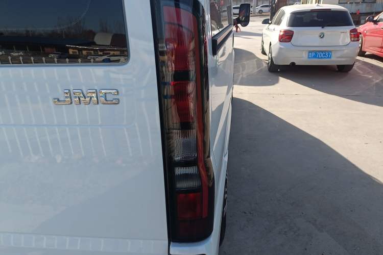 Used JMC Fushun 2022 2.0T Manual Multi-Function Passenger Vehicle Short Wheelbase Mid-Height Roof 6-Seater Right Rear Taillight