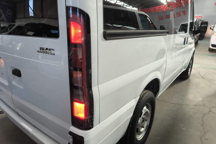 Used JMC Fushun 2022 2.0T Manual Multi-Function Passenger Vehicle Short Wheelbase Mid-Height Roof 6-Seater Right Rear Taillight