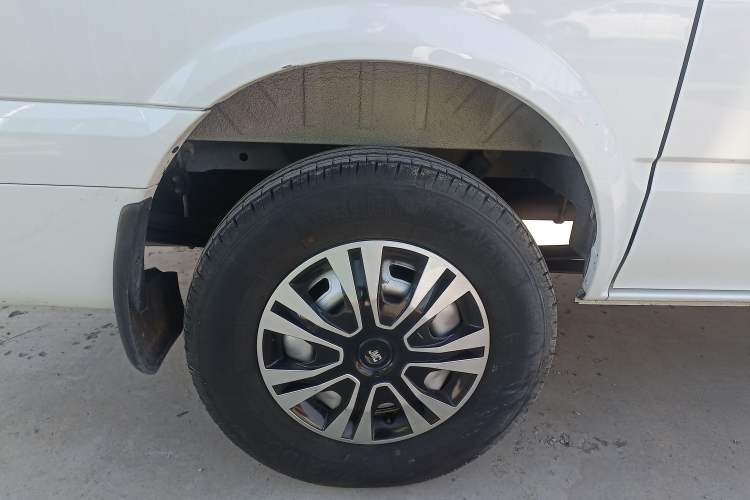 Used JMC Fushun 2022 2.0T Manual Multi-Function Passenger Vehicle Short Wheelbase Mid-Height Roof 6-Seater Right Rear Wheel Hub