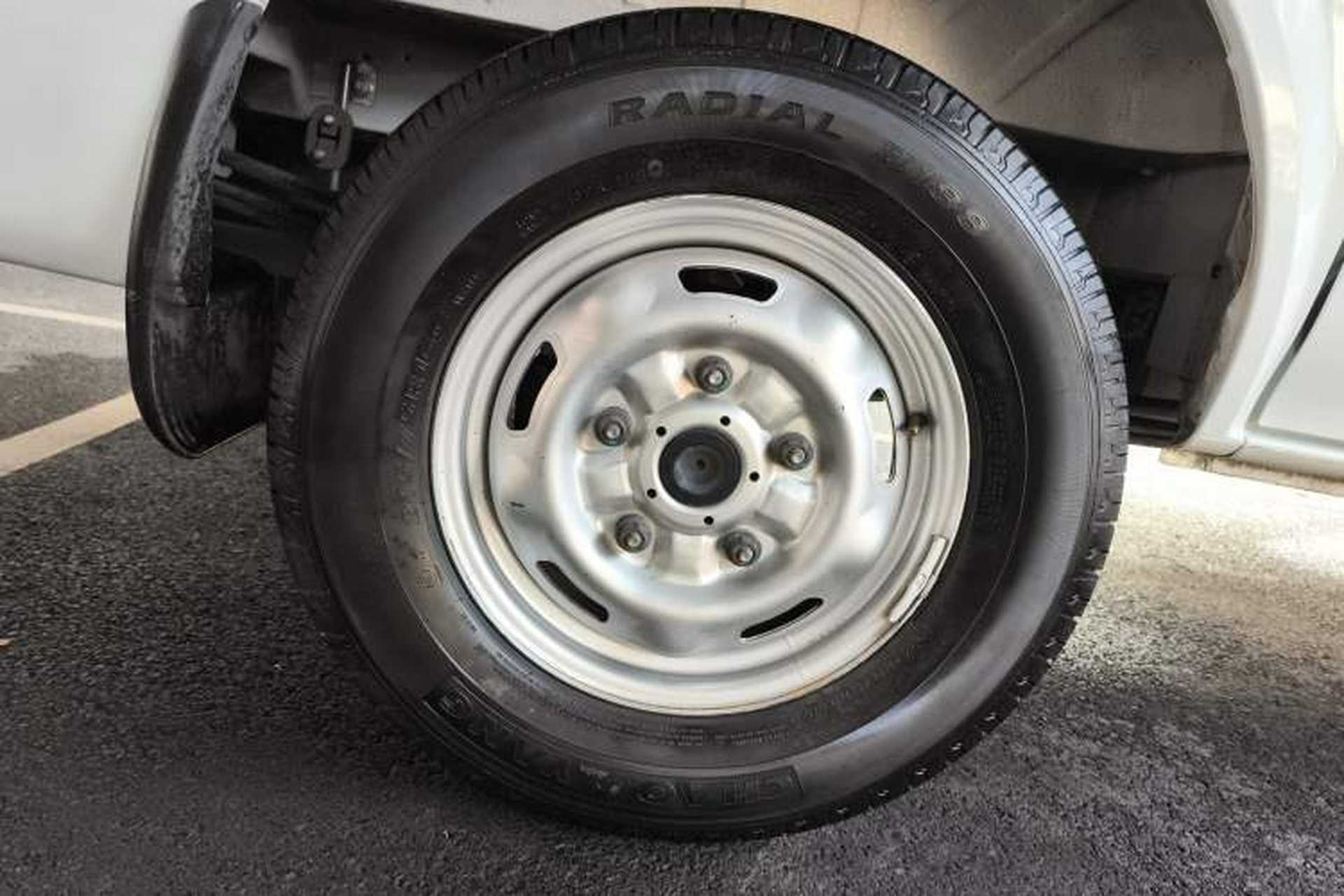 Used JMC Fushun 2022 2.0T Manual Multi-Function Passenger Vehicle Short Wheelbase Low Roof 6-Seater Right Rear Wheel Hub