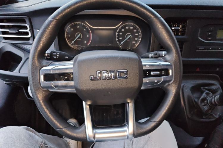 Used JMC Fushun 2022 2.0T Manual Multi-Function Passenger Vehicle Mid-Roof 6-7 Seater Steering Wheel
