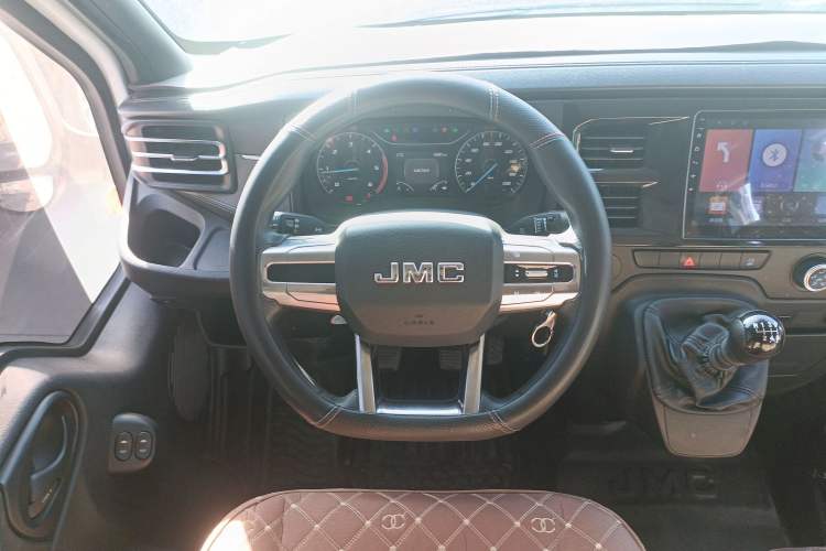 Used JMC Fushun 2022 2.0T Manual Multi-Function Passenger Vehicle Short Wheelbase Mid-Height Roof 6-Seater Steering Wheel