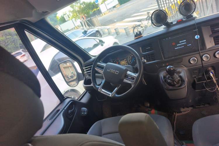 Used JMC Fushun 2022 2.0T Manual Multi-Function Passenger Vehicle Short Wheelbase Mid-Height Roof 6-Seater Steering Wheel