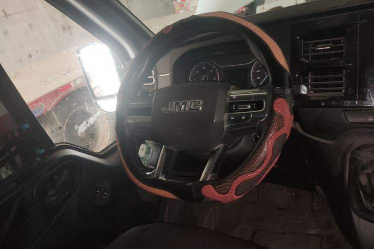 Used JMC Fushun 2022 2.0T Manual Van with Mid-Roof High Roof and 3 Seats Steering Wheel