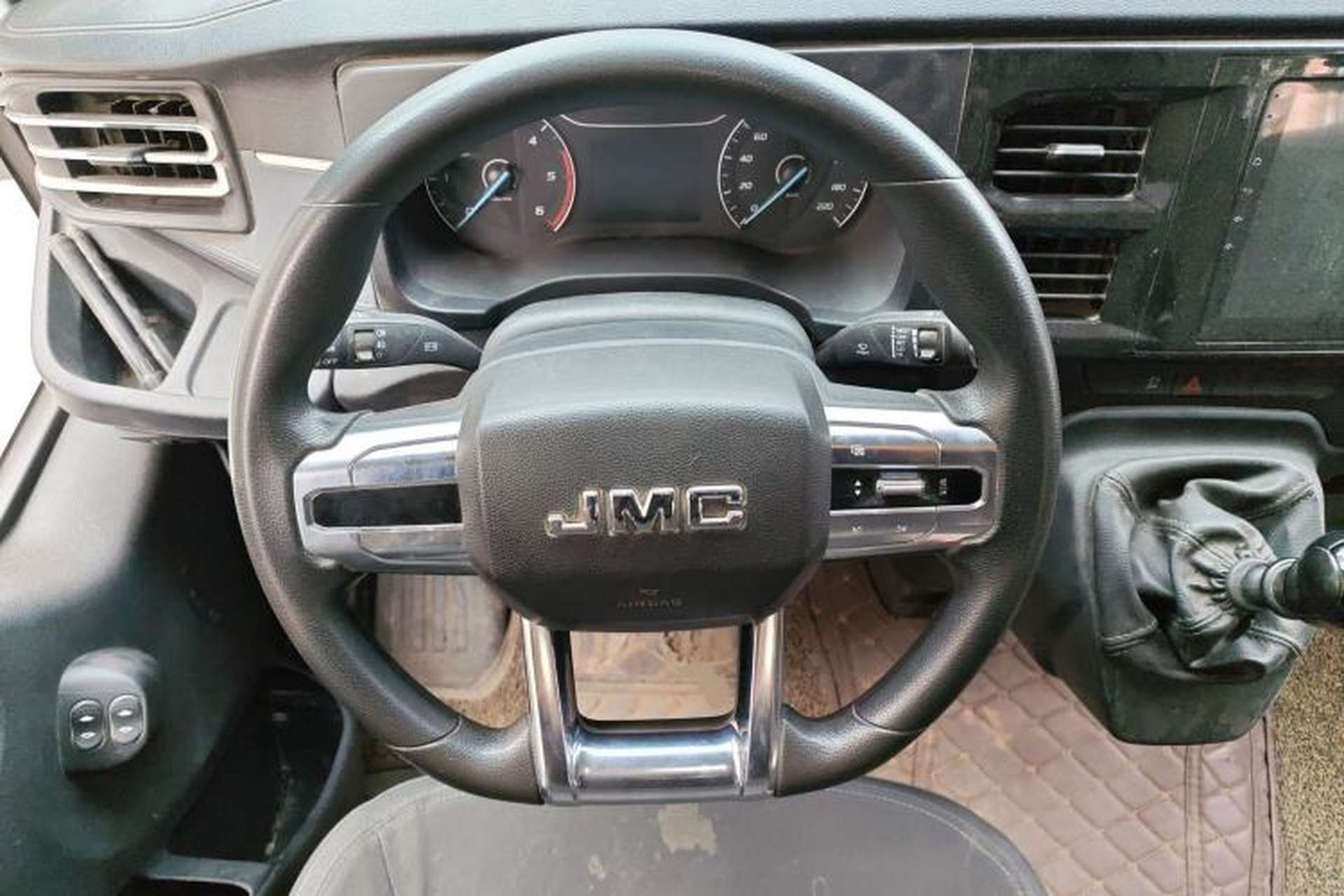 Used JMC Fushun 2022 2.0T Manual Multi-Function Passenger Vehicle Short Wheelbase Mid-Height Roof 6-Seater Steering Wheel