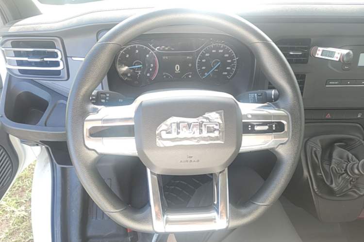 Used JMC Fushun 2022 2.0T Manual Multi-Function Passenger Vehicle Short Wheelbase Mid-Height Roof 6-Seater Steering Wheel