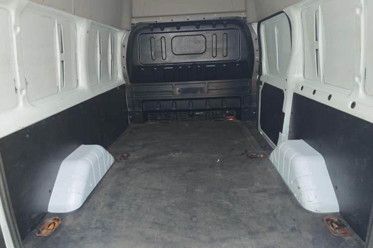 Used JMC Fushun 2022 2.0T Manual Van Short Wheelbase Mid-Height Roof 3-Seater Trunk