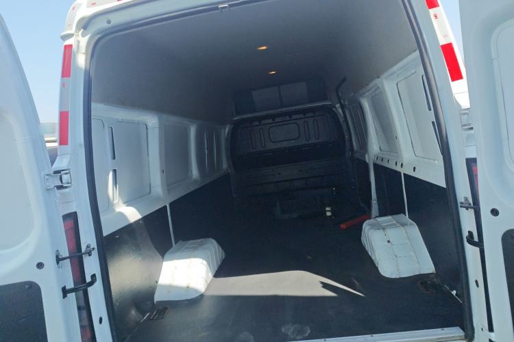 Used JMC Fushun 2022 2.0T Manual Van with Long Wheelbase Mid-Height Roof and 3 Seats Trunk