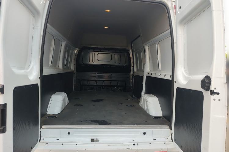 Used JMC Fushun 2022 2.0T Manual Van with Mid-Roof High Roof and 3 Seats Trunk