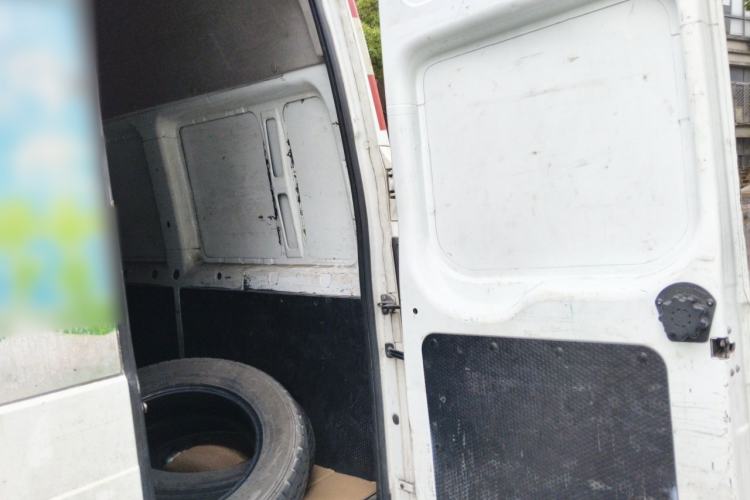 Used JMC Fushun 2022 2.0T Manual Van with Long Wheelbase Mid-Height Roof and 3 Seats Trunk