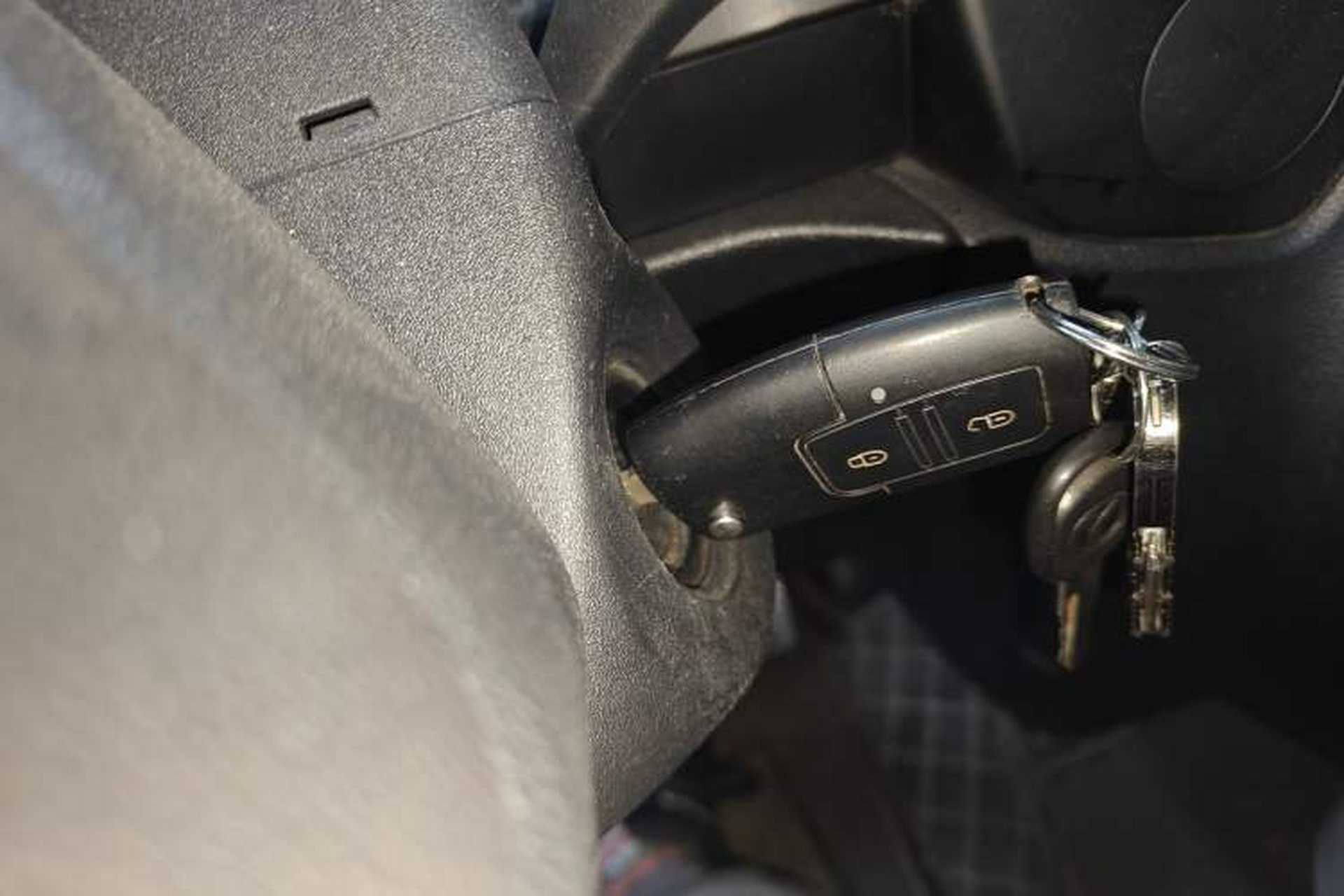 Used JMC Fushun 2022 2.0T Manual Multi-Function Passenger Vehicle Mid-Range High Roof 6-7 Seats Vehicle Key