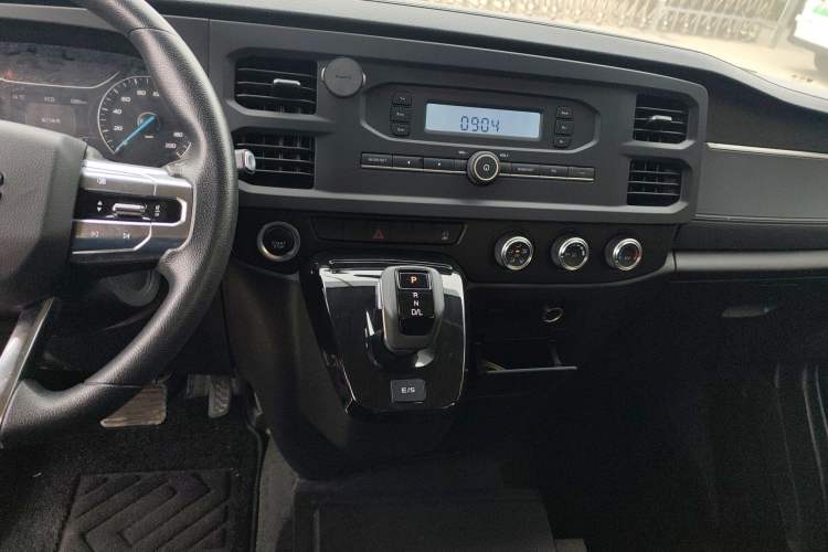 Used JMC Fushun 2023 2.0T Automatic Mid-Range High-Roof Commercial Multi-Purpose 7-Seater Passenger Vehicle Audio And AC Panel
