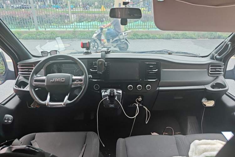 Used JMC Fushun 2023 2.0T Automatic Short-Wheelbase Low-Roof Commercial & Multi-Purpose Passenger Vehicle 6-Seater with Dual-Opening Tailgate Center Console