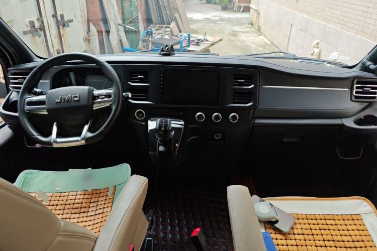 Used JMC Fushun 2023 2.0T Automatic Short-Wheelbase Low-Roof Commercial & Multi-Purpose Passenger Vehicle 6-Seater with Dual-Opening Tailgate Center Console