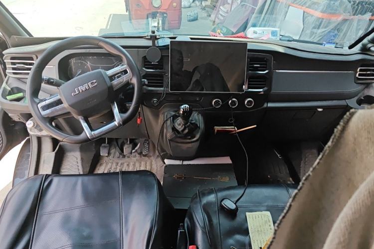 Used JMC Fushun 2023 2.0T Manual Mid-Drive Mid-Roof Commercial Multi-Purpose 7-Seater Passenger Vehicle Center Console