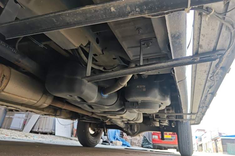 Used JMC Fushun 2023 2.0T Manual Mid-Drive Mid-Roof Commercial Multi-Purpose 7-Seater Passenger Vehicle Chassis Front Left