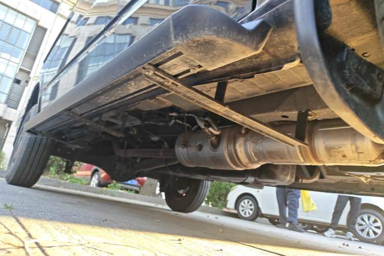 Used JMC Fushun 2023 2.0T Manual Short Wheelbase Low-Roof Commercial Multi-Purpose Passenger Vehicle 6 Seats with Lift-Up Tailgate Chassis Front Right