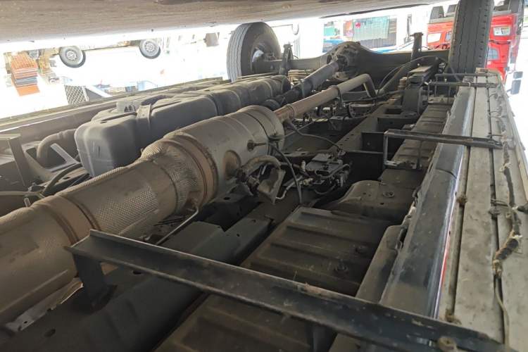 Used JMC Fushun 2023 2.0T Manual Mid-Drive Mid-Roof Commercial Multi-Purpose 7-Seater Passenger Vehicle Chassis Front Right