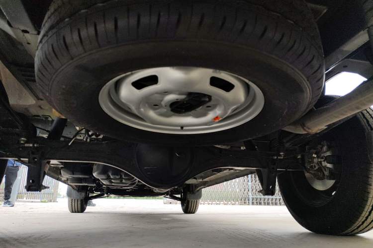 Used JMC Fushun 2023 2.0T Automatic Mid-Range High-Roof Commercial Multi-Purpose 7-Seater Passenger Vehicle Chassis Rear