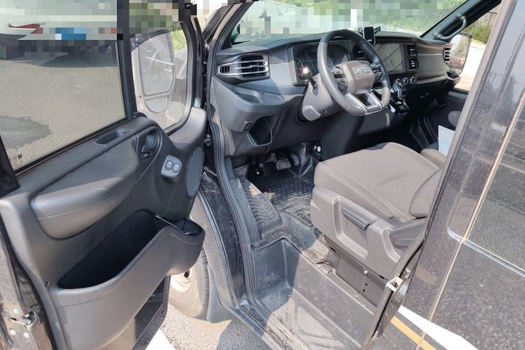Used JMC Fushun 2023 2.0T Automatic Diesel Long-Wheelbase Mid-Roof Business Van with Rear Dual Tires 6–9 Seats Driver Seat