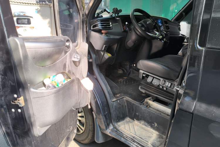 Used JMC Fushun 2023 2.0T Automatic Mid-Range Mid-Roof Commercial Multi-Purpose 7-Seater Passenger Vehicle Driver Seat