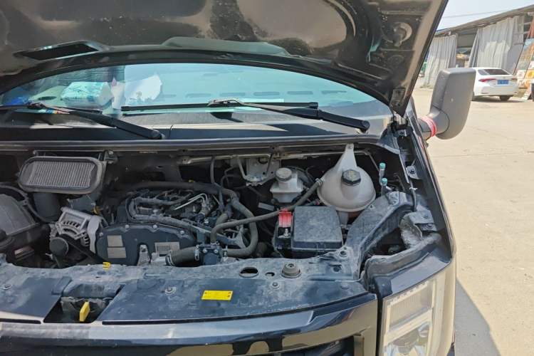 Used JMC Fushun 2023 2.0T Manual Mid-Drive Mid-Roof Commercial Multi-Purpose 7-Seater Passenger Vehicle Engine Bay Left
