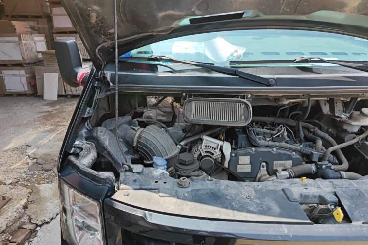Used JMC Fushun 2023 2.0T Manual Mid-Drive Mid-Roof Commercial Multi-Purpose 7-Seater Passenger Vehicle Engine Bay Right