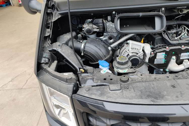 Used JMC Fushun 2023 2.0T Automatic Mid-Range High-Roof Commercial Multi-Purpose 7-Seater Passenger Vehicle Engine Bay Right