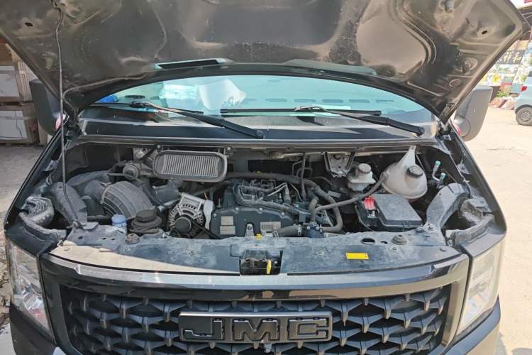 Used JMC Fushun 2023 2.0T Manual Mid-Drive Mid-Roof Commercial Multi-Purpose 7-Seater Passenger Vehicle Engine Bay