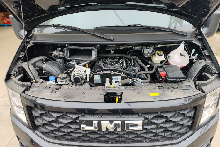 Used JMC Fushun 2023 2.0T Automatic Mid-Range High-Roof Commercial Multi-Purpose 7-Seater Passenger Vehicle Engine Bay