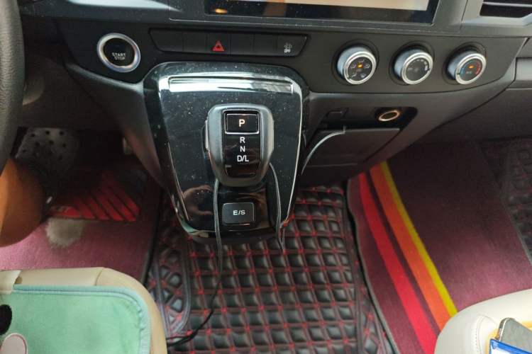 Used JMC Fushun 2023 2.0T Automatic Short-Wheelbase Low-Roof Commercial & Multi-Purpose Passenger Vehicle 6-Seater with Dual-Opening Tailgate Gear Lever