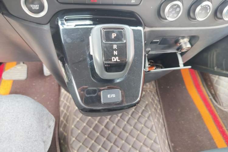 Used JMC Fushun 2023 2.0T Automatic Short-Wheelbase Low-Roof Commercial & Multi-Purpose Passenger Vehicle 6-Seater with Dual-Opening Tailgate Gear Lever