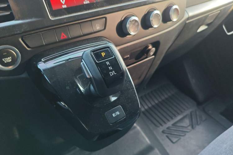 Used JMC Fushun 2023 2.0T Automatic Short-Wheelbase Mid-to-High Roof Commercial & Multi-Purpose Passenger Vehicle 6 Seats Gear Lever