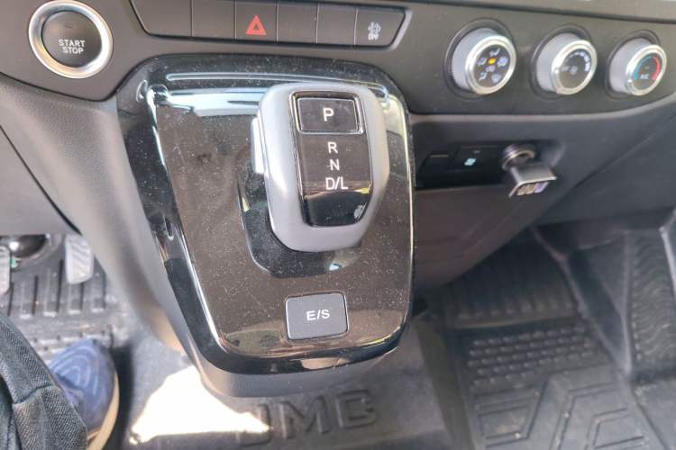Used JMC Fushun 2023 2.0T Automatic Diesel Long-Wheelbase Mid-Roof Business Van with Rear Dual Tires 6–9 Seats Gear Lever