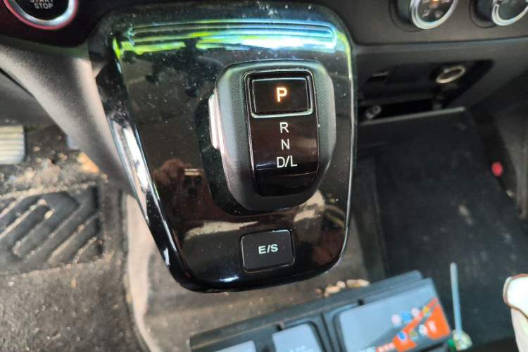 Used JMC Fushun 2023 2.0T Automatic Mid-Range Mid-Roof Commercial Multi-Purpose 7-Seater Passenger Vehicle Gear Lever