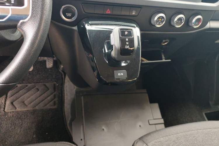 Used JMC Fushun 2023 2.0T Automatic Mid-Range High-Roof Commercial Multi-Purpose 7-Seater Passenger Vehicle Gear Lever