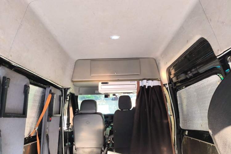 Used JMC Fushun 2023 2.0T Automatic Mid-Range Mid-Roof Commercial Multi-Purpose 7-Seater Passenger Vehicle Headliner