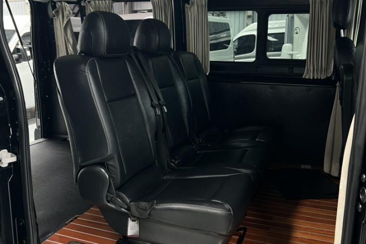 Used JMC Fushun 2023 2.0T Automatic Short-Wheelbase Low-Roof Commercial & Multi-Purpose Passenger Vehicle 6 Seats with Lift-Up Tailgate Interior 3