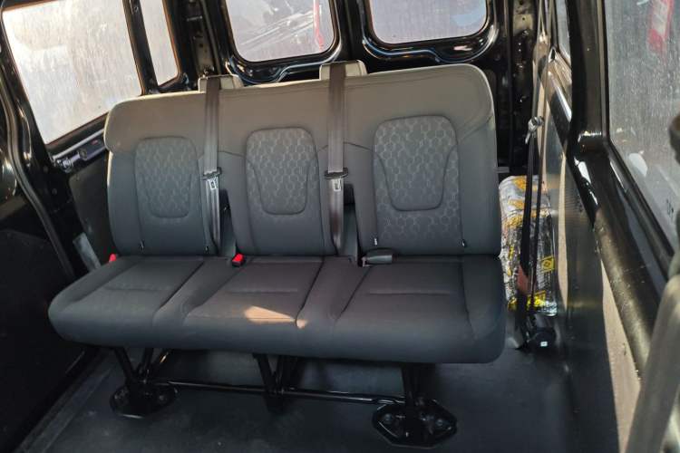 Used JMC Fushun 2023 2.0T Automatic Short-Wheelbase Mid-to-High Roof Commercial & Multi-Purpose Passenger Vehicle 6 Seats Interior 4