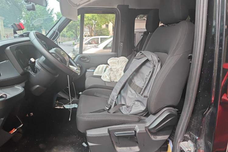 Used JMC Fushun 2023 2.0T Automatic Short-Wheelbase Low-Roof Commercial & Multi-Purpose Passenger Vehicle 6-Seater with Dual-Opening Tailgate Left Front Seat